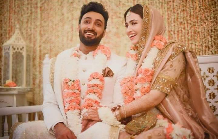 সানার ব্যক্তি জীবন নিয়েও বেশ আলোচনা হয়েছিল। ২০২০ সালে গায়ক উমাইর জাসওয়ালকে বিয়ে করেন তিনি। এরপর থেকেই তারা আলাদা ছিলেন।২০২৩ সালের ২৮ নভেম্বর সানা জাভেদকে তালাক দেন উমাইর জাসওয়াল।  ছবি: সংগৃহীত