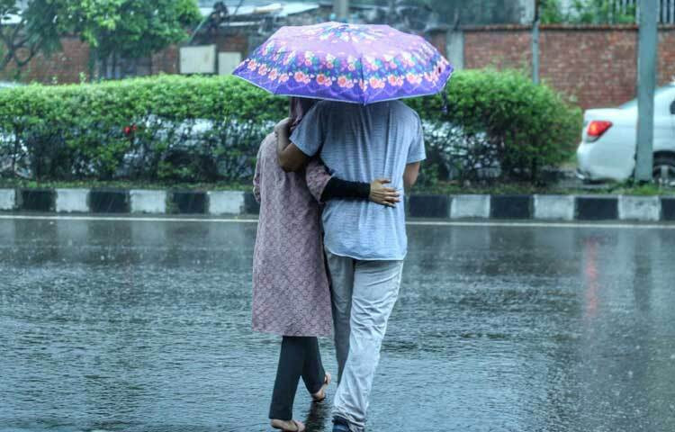 ছাতার আকার আপনার দৈনন্দিন চলাফেরার সঙ্গে সামঞ্জস্যপূর্ণ কিনা, তা বুঝে তবেই কিনুন। একা চলাফেরা করলে ১০০-১০৫ সেমি ব্যাসের হালকা পকেট ছাতা যথেষ্ট। দুইজনের জন্য বা বেশি সুরক্ষার জন্য ১১০-১২০ সেমি বা ১৩০-১৪০ সেমি ব্যাসের বড় ছাতা নিতে পারেন। তবে বড় ছাতা বহন করা একটু ঝামেলার, তাই যারা প্রতিদিন অফিস বা ক্লাসে যান, তাদের জন্য মাঝারি আকারের ফোল্ডিং ছাতা সবচেয়ে উপযোগী।