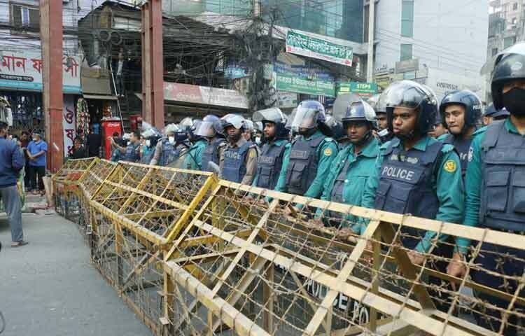 মিছিলটি শাহজাদপুরের কনফিডেন্স টাওয়ারের সামনে গেলে সেখানে ব্যারিকেড দিয়ে আটকে দেয় পুলিশ।