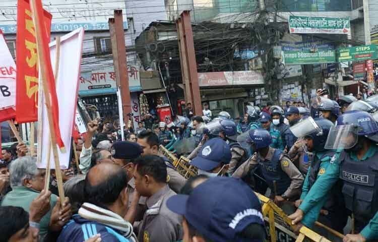 এদিকে, গণতান্ত্রিক যুক্তফ্রন্টের সমাবেশের কারণে বাড্ডা থেকে কুড়িল বিশ্বরোড অভিমুখি সড়কে যান চলাচল বন্ধ রয়েছে।