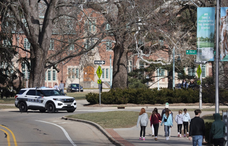 যুক্তরাষ্ট্রে ভারতের সঙ্গে সম্পর্কযুক্ত একের পর এক শিক্ষার্থীর মৃত্যু ঘিরে হঠাৎই দানা বেঁধেছে রহস্য। ১ ফেব্রুয়ারি দেশটিতে ভারতীয় বংশোদ্ভূত আরেক শিক্ষার্থীর মরদেহ উদ্ধার হয়েছে। চলতি বছরে এ ধরনের চতুর্থ ঘটনা এটি। ছবি: এএফপি
