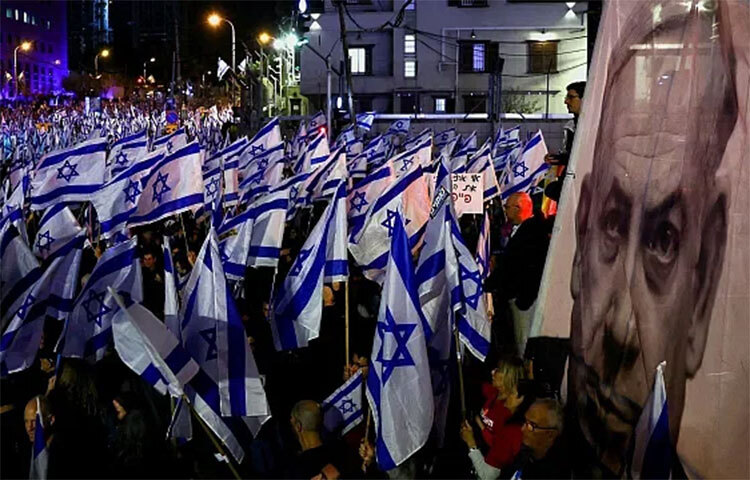 ইসরায়েলের প্রতিরক্ষামন্ত্রী ইয়োভ গ্যালান্টকে বরখাস্ত করার প্রতিবাদে রাস্তায় নেমে বিক্ষোভ করেছেন কয়েক লাখ মানুষ। এ সময় পুলিশের সঙ্গে তাদের সংঘর্ষ হয়েছে। তেল আবিবে কয়েক লাখ মানুষ সড়ক বন্ধ করে প্রতিবাদ করেছেন। ছবি: সংগৃহীত