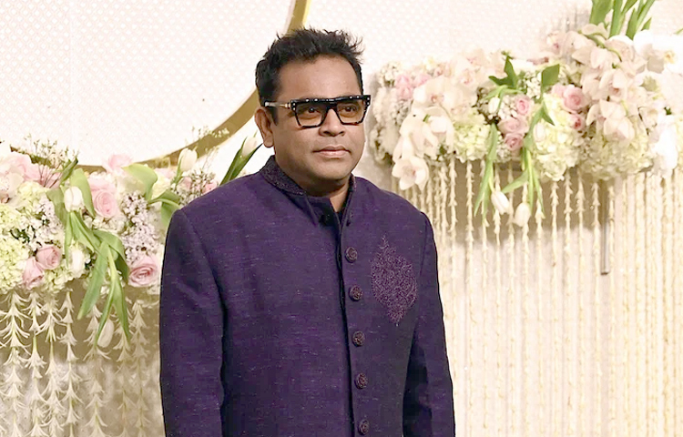 শুভেচ্ছা জানাতে হাজির হয়েছিলেন জনপ্রিয় সংগীত পরিচালক এ আর রহমান। ছবি: সংগৃহীত