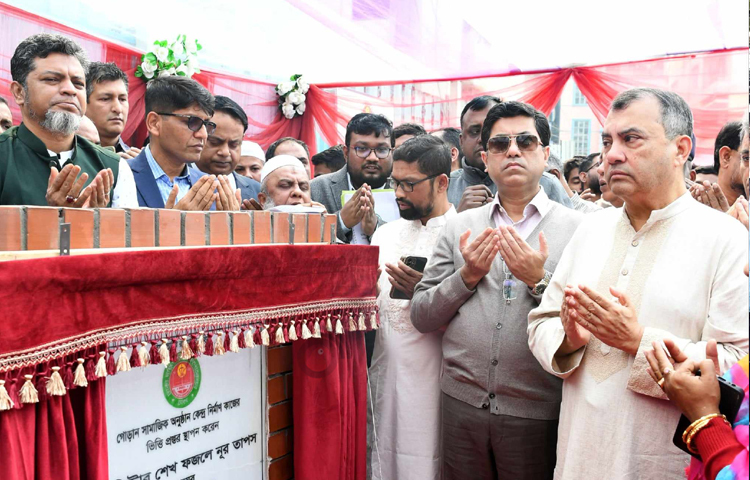 রাজধানীর খিলগাঁওয়ের গোড়ানে শেখ রাসেল মাঠ সংলগ্ন সামাজিক অনুষ্ঠান কেন্দ্র নির্মাণের ভিত্তিপ্রস্তুর স্থাপনকালে পরিবেশ, বন ও জলবায়ু পরিবর্তন মন্ত্রী সাবের হোসেন চৌধুরী বলেন, বায়ুদূষণ রোধে সরকার পরিবেশবান্ধব প্রযুক্তি ব্যবহার করে সরকারি স্থাপনা নির্মাণ করবে। ছবি: হাসান আদিব