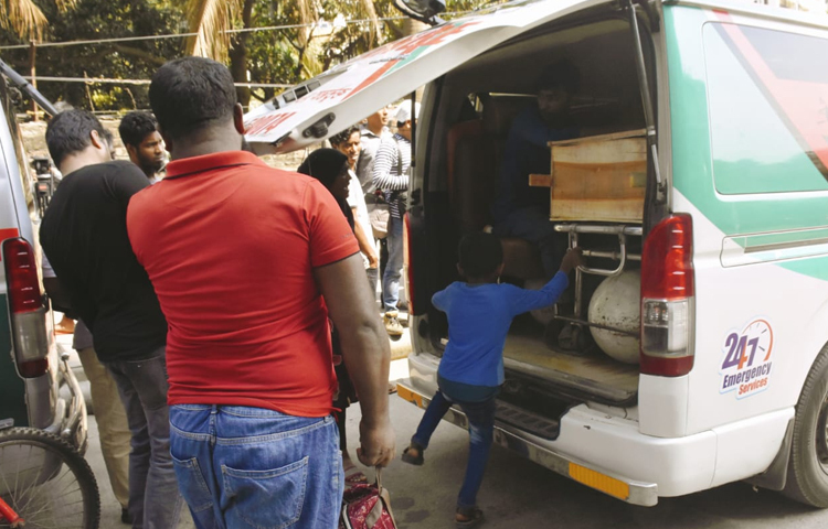 শেখ হাসিনা জাতীয় বার্ন ও প্লাস্টিক সার্জারি ইনস্টিটিউটের মর্গে থেকে লাশ নিয়ে বাড়ি ফিরছে স্বজনরা। ছবি: বিপ্লব দীক্ষিত