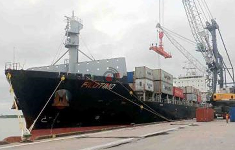 ঘূর্ণিঝড় রিমালের তাণ্ডবে টানা ২৪ ঘণ্টারও বেশি সময় বন্ধ থাকার পর পুনরায় স্বাভাবিক হতে শুরু করেছে মোংলা বন্দরের কার্যক্রম। ছবি: আবু হোসাইন সুমন