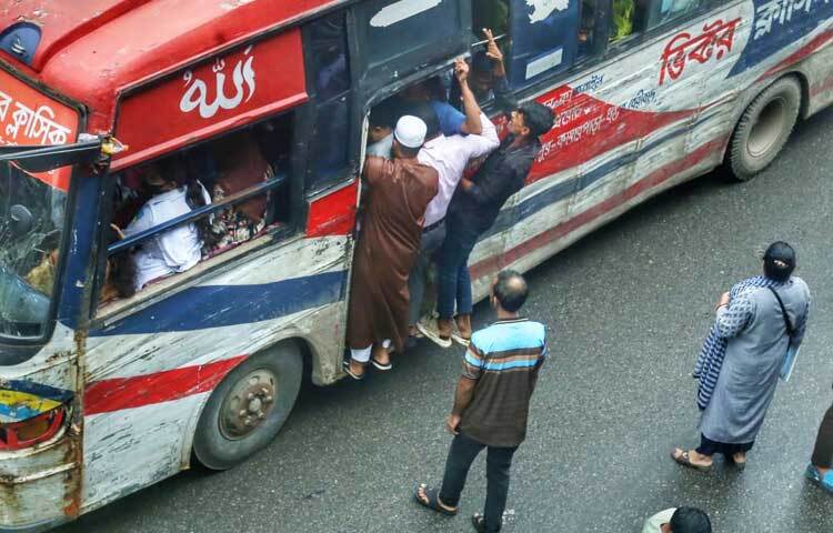 কোনো রকম বাসে উঠে গন্তব্য পৌঁছানোর চেষ্টা সবার। ছবি: মাহবুব আল