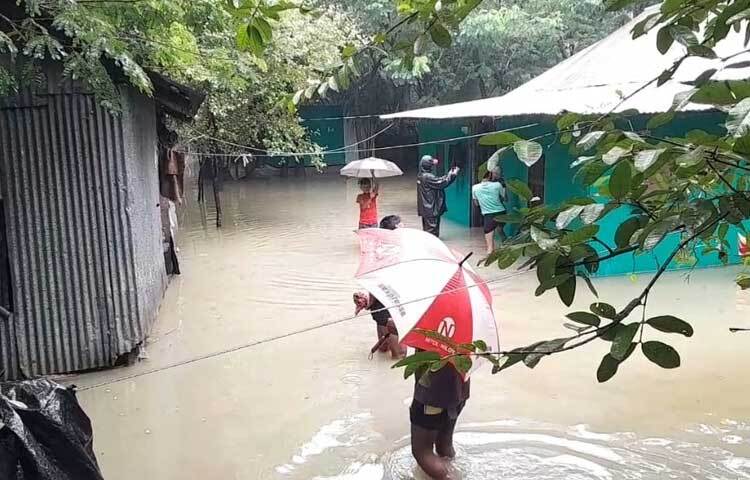 এখনো আশ্রয়কেন্দ্রে যাচ্ছেন অনেকে। ছবি: কাজল কায়েস