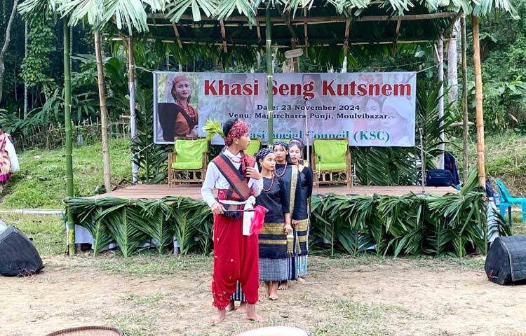 ঐতিহ্যবাহী এ অনুষ্ঠানকে খাসিয়া ভাষায় ‘খাসি সেং কুটস্নেম’ বলা হয়।