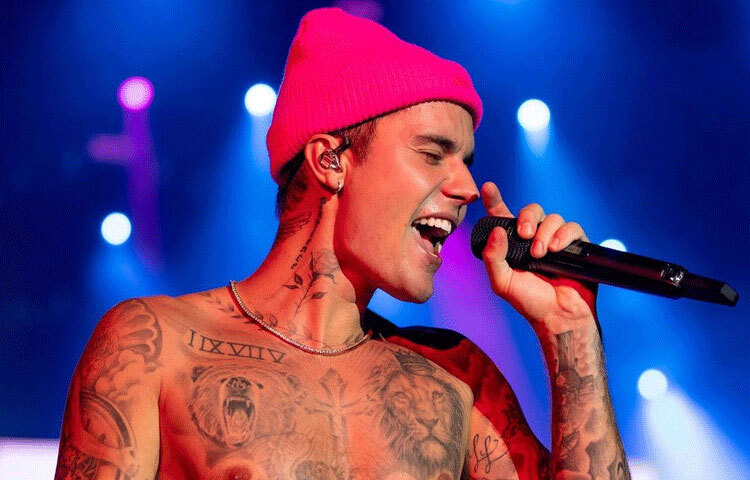 ‘মাই ওয়ার্ল্ড ২.০’ নামের অ্যালবামের ‘বেবি’ গানটি বিশ্বব্যাপী ব্যাপক সাফল্য অর্জন করে। ইউটিউবের এখন পর্যন্ত সবচেয়ে সর্বাধিক প্রদর্শিত, আলোচিত এবং পছন্দের ভিডিওগুলোর একটি হলো এই গানটির মিউজিক ভিডিও।