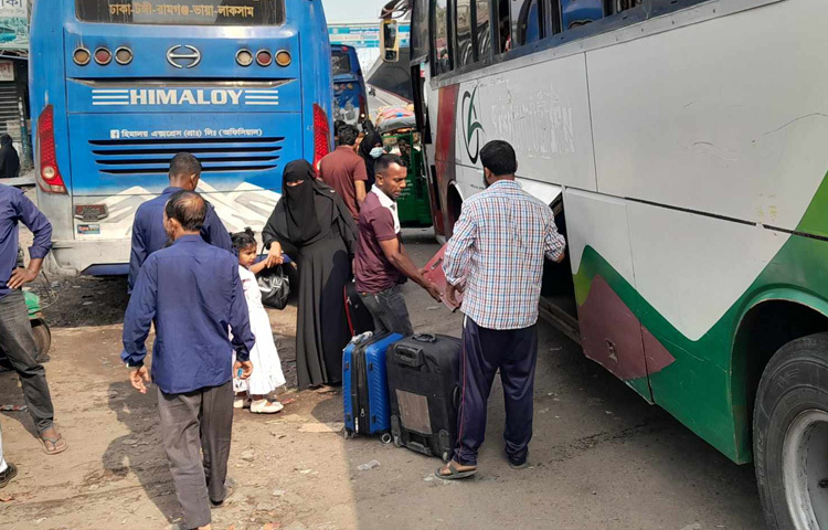 যাত্রী ফেরা শুরু হওয়ায় কোনো কোনো রুটের বাস অনেকটা খালি অবস্থায় ঢাকা ছাড়ছে।