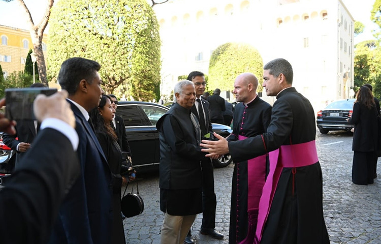 সেন্ট পিটার্স ব্যাসিলিকায় প্রবেশের সময় ভ্যাটিকানের ঊর্ধ্বতন কর্মকর্তারা প্রধান উপদেষ্টাকে স্বাগত জানান।