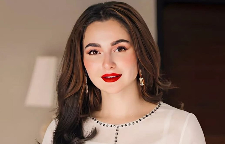 হানিয়ার চোখে এমন এক মুগ্ধতা রয়েছে, যা ভাষাহীন হয়ে তাকিয়ে থাকতে শেখায়।