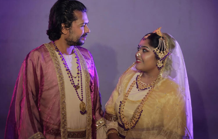 এক রাত, দুই রাত, এভাবে পেরিয়ে যায় হাজার রজনী। শেহেরজাদের গল্প শুনে ধীরে ধীরে শাহরিয়ার পুনরায় মানবিকতায় ফিরে আসেন।