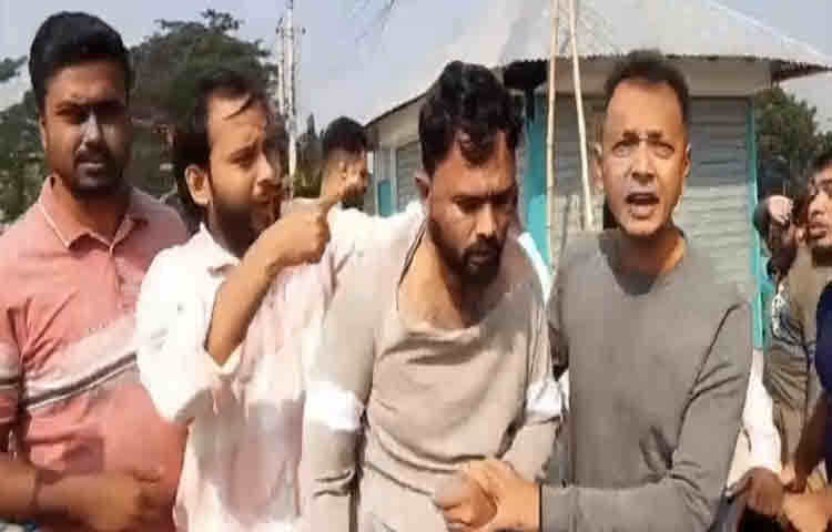 ফরিদপুরের ভাঙ্গায় আওয়ামী লীগে নেতা ও ইউপি চেয়ারম্যান আরিফুর রহমান প্রতীক তালুকদারসহ ২ জনকে পুলিশে দিয়েছে বিএনপি নেতাকর্মীরা। ‘লকডাউন’ কর্মসূচিতে বিক্ষোভ মিছিল শেষে ফেরার পথে তাকে আটক করে পুলিশে দেওয়া হয়। ছবি: এন কে বি নয়ন