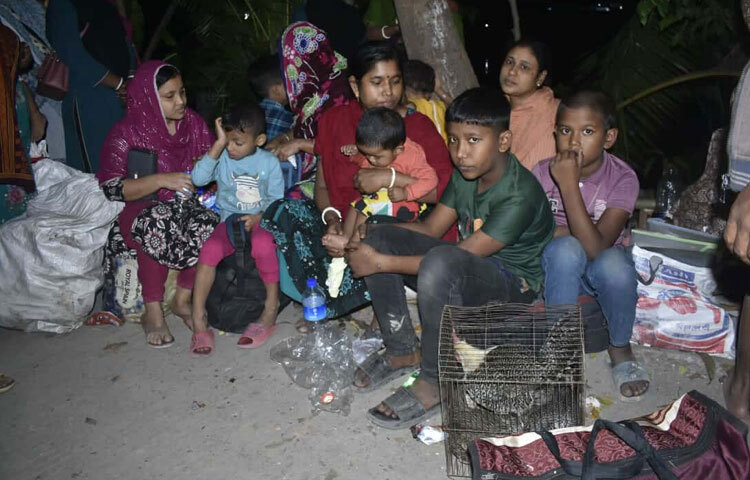 আগুন লাগার পর বনানী ১১ নম্বর রোডে আশ্রয় নিয়েছে শতাধিক পরিবার।