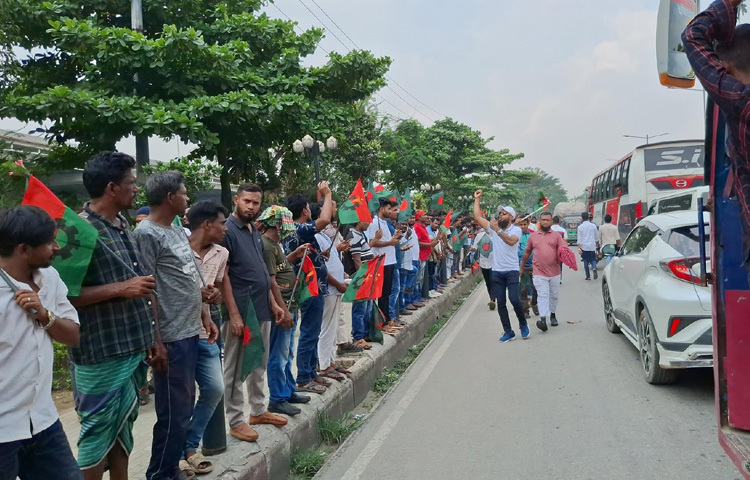 রাজধানীর ক্ষিলখেত এলাকায় অবস্থান করছে ছাত্রদল ও যুবদলের নেতাকর্মীরা। বিভিন্ন জেলা থেকে আগত ও ঢাকার বিভিন্ন ইউনিটের ছাত্রদল ও যুবদলের নেতাকর্মীদের স্লোগানে স্লোগানে মুখরিত পুরো এলাকা।