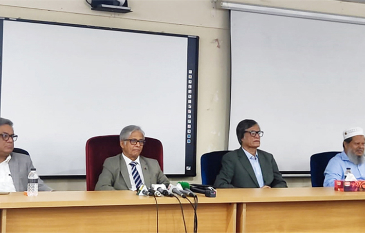 ঢাকা বিশ্ববিদ্যালয়ের (ঢাবি) বিশেষ সমাবর্তন আগামী ২৯ অক্টোবর বেলা ১১টায় বিশ্ববিদ্যালয়ের কেন্দ্রীয় খেলার মাঠে অনুষ্ঠিত হতে যাচ্ছে। এ বিশেষ সমাবর্তনে বঙ্গবন্ধু শেখ মুজিবুর রহমানকে সম্মানসূচক ‘ডক্টর অব লজ’ (মরণোত্তর) ডিগ্রি দেওয়া হবে জানিয়েছেন বিশ্ববিদ্যালয়ের উপাচার্য অধ্যাপক মো. আখতারুজ্জামান। ছবি: জাগো নিউজ