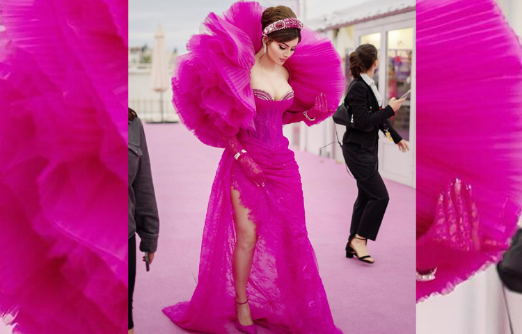 কান চলচ্চিত্র উৎসবে ডিজাইনার খালেদ ও মারওয়ানের কাস্টম মেড হট পিংক লেইস গাউনে সেজেছেন উর্বশী রাওতেলা। গাউনের কর্সেট প্যাটার্ন, গোলাপি আর সিলভার ক্রিস্টেলের এমবেলিশমেন্ট করা ডিপ নেকলাইন, থাই-হাই স্লিট, ফ্লোরছোঁয়া ট্রেন আর সবচেয়ে বেশি নজর কেড়েছে কাঁধের সঙ্গে যুক্ত রাফেল শ্রাগ। ছবি: ইনস্টাগ্রাম