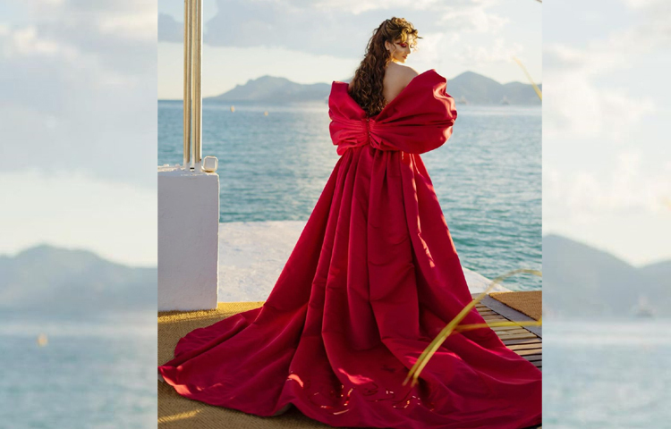 উৎসবের দ্বিতীয় লুকে উর্বশী বেছে নিয়েছেন লাল ঝলমলে পুঁতি দিয়ে নকশা করা বডিকন অফ শোল্ডার গাউন। এরসঙ্গে অভিনেত্রীর মেকআপে নজর কেড়েছে তার চোখের সাজ। ছবি: ইনস্টাগ্রাম