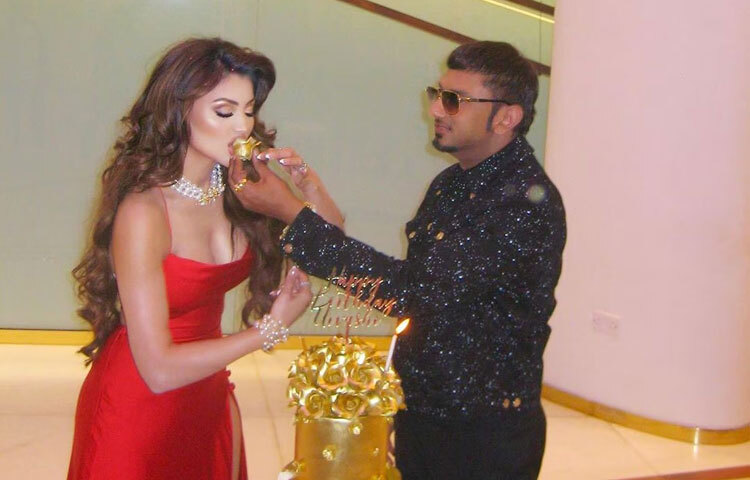 জানা যায়, অভিনেত্রীর জন্মদিনে বিশেষ কেক এর ব্যবস্থা করেছিলেন জনপ্রিয় গায়ক হানি সিং। কেকটি ২৪ ক্যারেট সোনার তবক দিয়ে মোড়ানো ছিল। দাম ছিল ৩ কোটি রুপি।