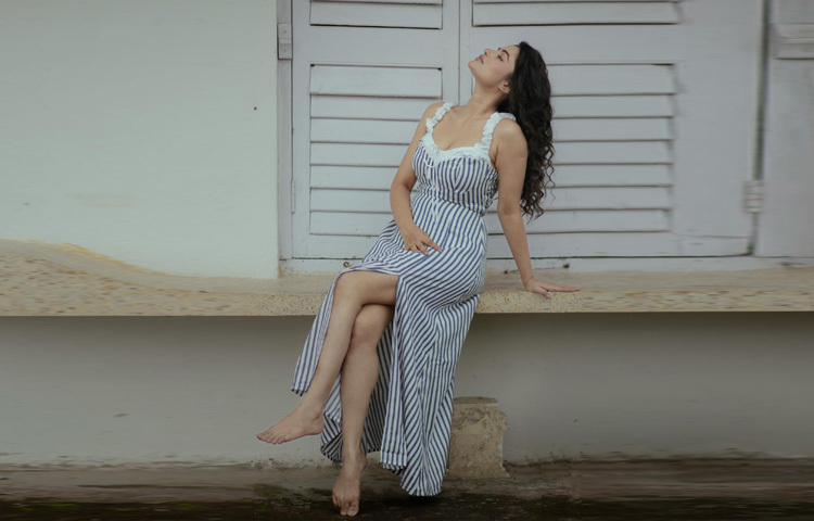 হালকা রাফলড স্লিভ আর ডিপ নেকলাইনের এই পোশাকটি গ্রীষ্মের নরম রোদের মতোই স্বচ্ছন্দ ও আকর্ষণীয়।