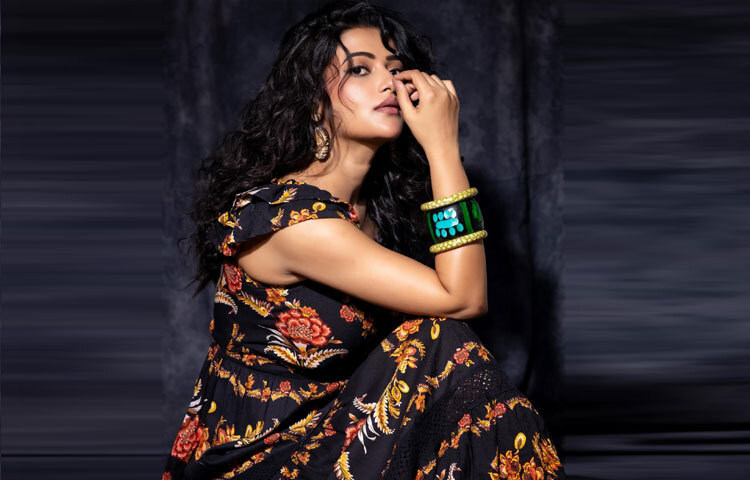 ঝাঁকড়া চুল ও মেসি লুকই পুরো সাজের সবচেয়ে বড় আকর্ষণ।