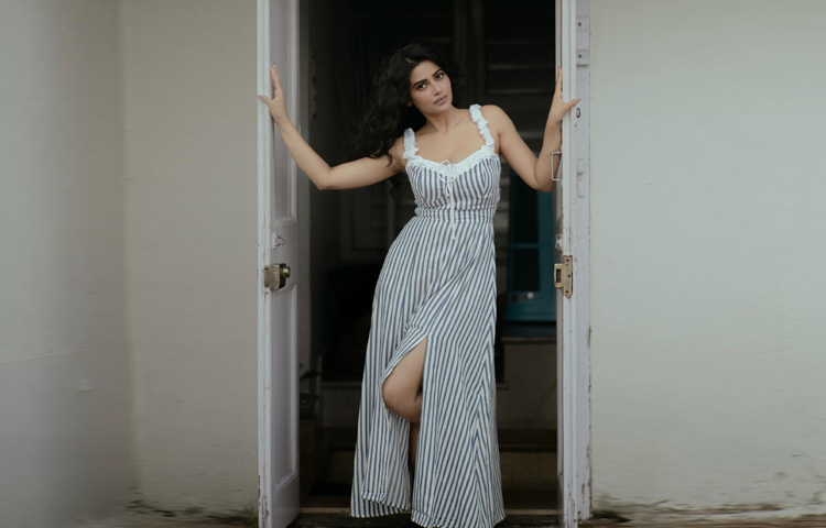 ড্রেসটির ফ্যাব্রিক যেমন হালকা, তেমনি স্টাইল স্টেটমেন্টেও আছে পরিমিত আবেদন। সামনের দিকে হালকা স্লিট ডিজাইন নজর কাড়ছে অনায়াসেই।