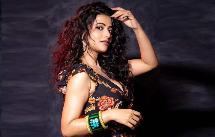 বড় স্টেটমেন্ট দুল ও বালা-চুড়ি এ লুকের সঙ্গে মানিয়ে দিয়েছে অতিরিক্ত গ্ল্যামার। চোখে ঘন কাজল ও মাসকারা আর ঠোঁটে ন্যুড লিপকালার তাকে করেছে আরও মোহনীয়।