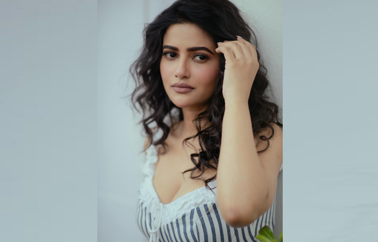 চুলে হালকা ঢেউ, কানে সাদামাটা একটি ফুল আর পুরো লুকজুড়ে মিনিমালিজম-এই নিয়েই নিজেকে সাজিয়েছেন ঊষসী।