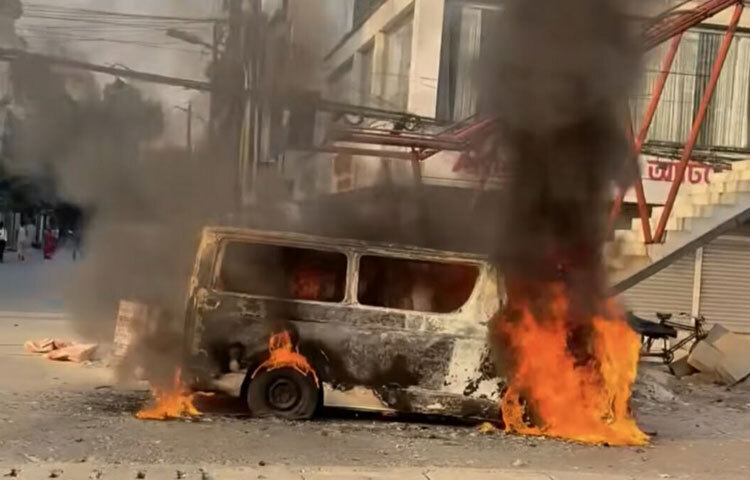 রাজধানীর উত্তরায় একটি মাইক্রোবাসে আগুন লাগার ঘটনা ঘটেছে। পরে ফায়ার সার্ভিসের দুটি ইউনিট আগুন নিয়ন্ত্রণে আনে। ছবি: তৌহিদুজ্জামান তন্ময়