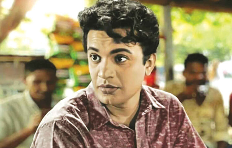 উত্তম কুমারের আসল নাম অরুণকুমার চট্টোপাধ্যায়। ১৯২৬ সালের এই দিনে কলকাতায় জন্ম তার। ছোটবেলা থেকেই তিনি ছিলেন সাংস্কৃতিক পরিমণ্ডলে বেড়ে ওঠা এক মেধাবী কিশোর। গান, নাটক, খেলাধুলা-সবকিছুর সঙ্গেই ছিল তার সখ্য। তবে কেউই তখন বুঝতে পারেননি যে এই সাধারণ ছেলে একদিন বাংলার পর্দায় হয়ে উঠবেন ‘মহানায়ক’।