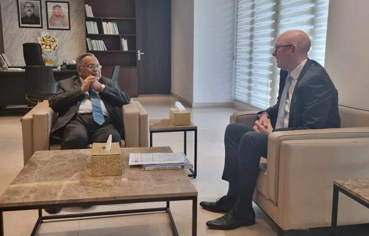 সচিবালয়ে অর্থমন্ত্রীর দপ্তরে অর্থমন্ত্রী আবুল হাসান মাহমুদ আলীর সঙ্গে বৈঠক শেষে রাষ্ট্রদূত চার্লস হোয়াইটলি বলেছেন, বাংলাদেশের সঙ্গে ইউরোপীয় ইউনিয়নের (ইইউ) ২৪ বিলিয়ন ইউরোর বাণিজ্য রয়েছে। এটা আরও বাড়াতে চাই। ছবি: সাইদ শিপন