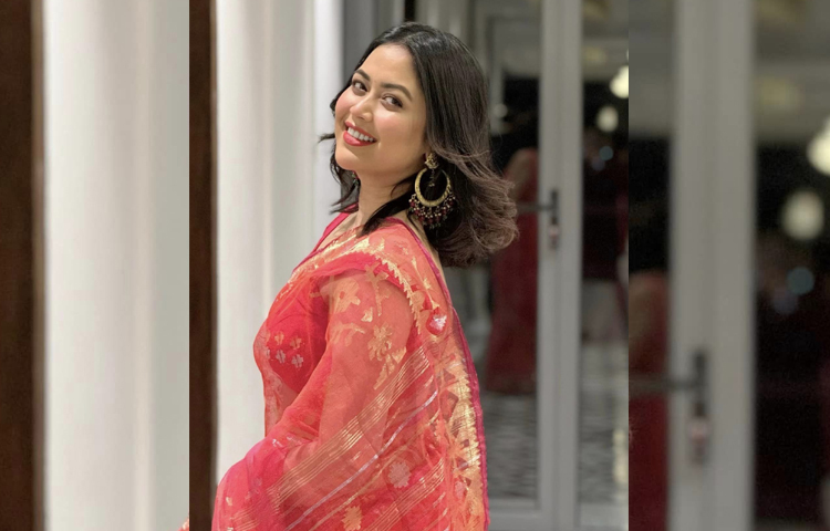 ভাবনার কপালে ছোট লাল টিপ, কানে বড় দুল আর হাতে ছিল বেলিফুল। ছবি: ফেসবুক থেকে