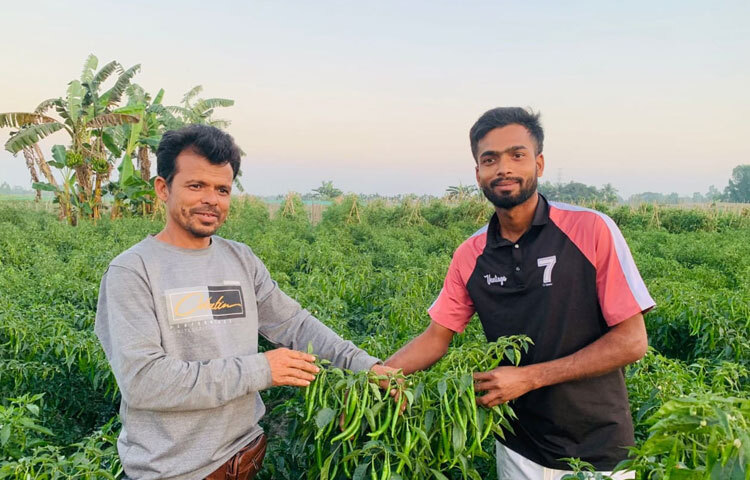 কক্সবাজারের চকরিয়া উপজেলার পৌরসভার এক নং ওয়ার্ডের তরছ পাড়া গ্রামের নূর মোহাম্মদের ছেলে মোহাম্মদ জিসান। চার ভাইবোনের মধ্যে সবার বড় এই তরুণ।