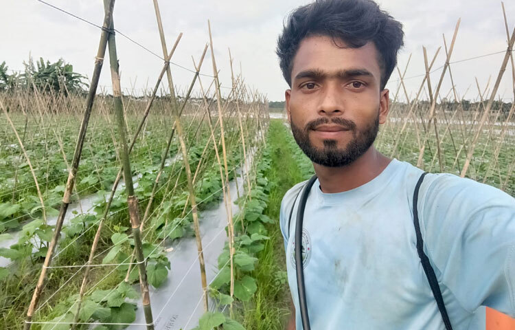 এরপর ২০১৫ সালে, তখন তিনি অষ্টম শ্রেণিতে পড়ছেন। সেই সময় থেকেই সরাসরি কৃষিকাজের সঙ্গে যুক্ত হন। সময়ের সঙ্গে সঙ্গে চাষের পদ্ধতি, মাটির যত্ন, বীজ নির্বাচনের মতো গুরুত্বপূর্ণ বিষয়গুলো আরও গভীরভাবে শিখে নেন। বাজারে ভালো দামের কারণে ঝুঁকি থাকা সত্ত্বেও আগাম শাক-সবজি চাষ শুরু করেন এই তরুণ। মুলা, শশা, লাউ, বরবটি, ফুলকপি, ধনিয়া পাতা, করলা ও বেগুনসহ আগাম জাতের বিভিন্ন শাকসবজি চাষ করেন। ধীরে ধীরে আগাম সবজি চাষে সফলতা পেতে থাকেন তিনি। এরই মধ্যে চারদিকে কৃষি উদ্যোক্তা হিসেবে পরিচিতি লাভ করেন জিসান।