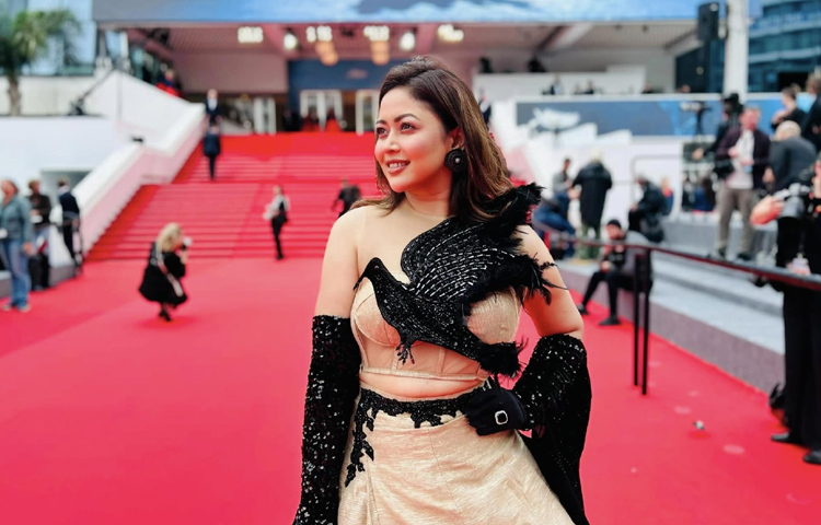 ভাবনার অনেক দিনের ইচ্ছা ছিল তিনি কান চলচ্চিত্র উৎসবে অংশ নেবেন। আর সেই ইচ্ছে পূরণ করতে এবার নিজ উদ্যোগে সেখানে পৌঁছে গেছেন এই অভিনেত্রী। ছবি: ভাবনার ফেসবুক থেকে