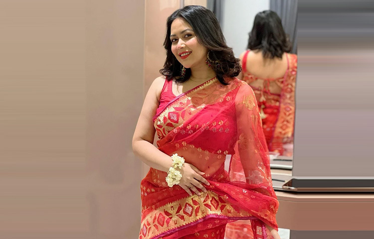 লাল স্লিভলেস ব্লাউজের সঙ্গে মানানসই লাল জামদানিতে সেজেছেন অভিনেত্রী ভাবনা।