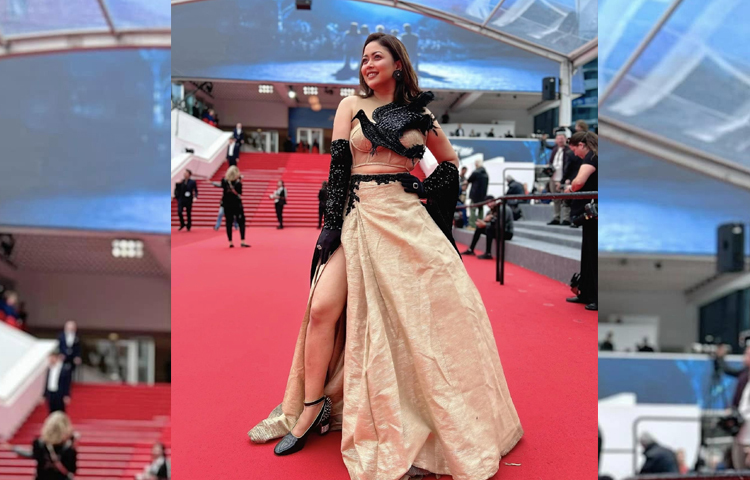 উৎসবে নজরকাড়া পোশাক ও চোখ ধাঁধানো অভিনব লুকে দেখা গেয়েছে ভাবনাকে। সেজেছেন ভিন্ন রূপে। ছবি: ভাবনার ফেসবুক থেকে