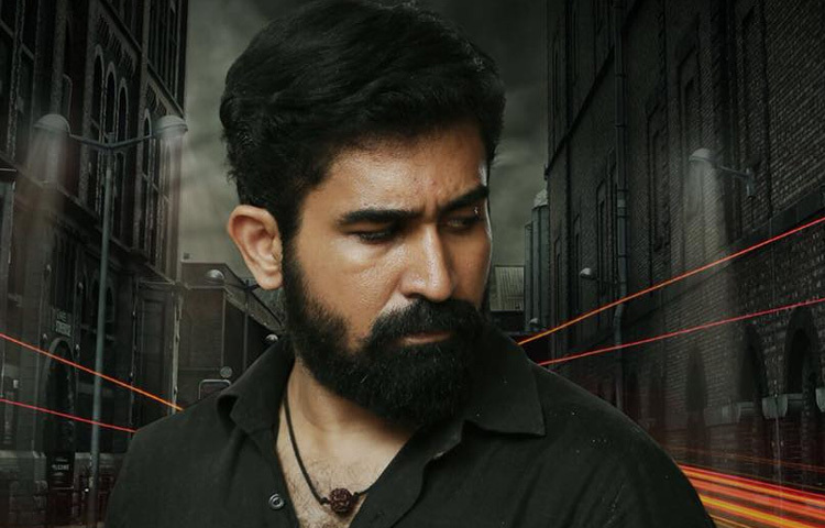 ২০০৫ সালে ‘সুকরণ’ ছবির মাধ্যমে বিজয় অ্যান্টনি প্লেব্যাক সিঙ্গার ও সঙ্গীত পরিচালক হিসেবে যাত্রা শুরু করেন। তবে আসল পরিচিতি আসে ২০০৯ সালে ‘নাক্কা মুক্কা’ গানের মাধ্যমে, যা বিশ্বকাপ ক্রিকেটের সময়ও বাজানো হয়। এর উচ্চমাত্রার শক্তি ও ছন্দময়তা তাকে রাতারাতি তামিল সংগীতজগতের সুপারস্টার করে তোলে।