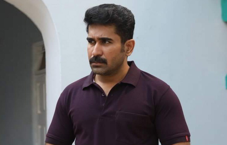 এই আন্তরিকতা, এই সত্যনিষ্ঠাই তাকে দিয়েছে আলাদা অবস্থান। তার সিনেমা হয়তো বড় বাজেটের নয়, তবু তার আবেদন বহু গুণ বেশি।