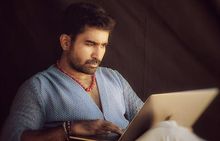 বিজয়ের গানগুলোতে ছিল একধরনের বিদ্রোহী আবেদন, সাধারণ গানের তুলনায় আলাদা এক নিজস্ব ঢং, যা তরুণ প্রজন্মের মনে তীব্রভাবে প্রভাব ফেলে।