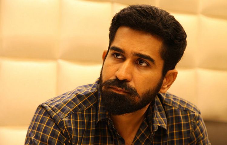 ২০২৩ সালের সেপ্টেম্বর মাসে ব্যক্তিগত জীবনে ভয়াবহ এক ধাক্কা খান বিজয় অ্যান্টনি তার কন্যা মীরা আত্মহত্যা করে। সেই ধাক্কা যেকোনো বাবার জন্য অপূরণীয়, অপারগ মুহূর্ত। বিজয় কিন্তু ভেঙে পড়েননি। বরং তিনি নিজেকে মেয়ের স্মৃতিতে উজ্জীবিত করার চেষ্টা করেন। নিজের চলচ্চিত্র নির্মাণ ও সম্পাদনার কাজ আরও নিবিষ্টভাবে শুরু করেন।