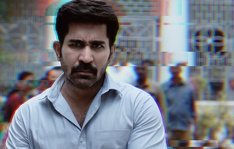 বিজয় অ্যান্টনির সিনেমাগুলো একেবারেই ভিন্ন ধাঁচের। যেখানে নেই অতিরিক্ত বাণিজ্যিকতা, নেই অপ্রাসঙ্গিক গান বা অযথা মারামারি। তার চরিত্রগুলো সাধারণত চুপচাপ, আবেগপ্রবণ কিন্তু প্রয়োজন হলে দারুণ সাহসী। এই ঘরানাটি এতটাই অনন্য যে দর্শকরা এখন ‘বিজয় অ্যান্টনি ফিল্ম’ মানেই আলাদা কিছু আশা করে।