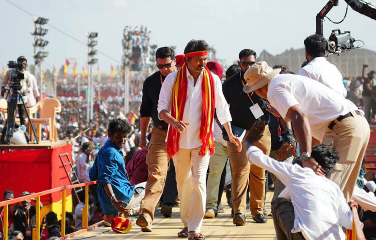 সম্প্রতি থালাপতি বিজয়ের মাদুরাই জনসভায় রেকর্ডসংখ্যক মানুষের উপস্থিতি লক্ষ্য করা গেছে।