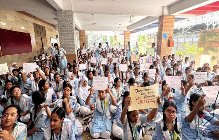 ভিকারুননিসা নূন স্কুল অ্যান্ড কলেজের বসুন্ধরা শাখায় হিজাব পরায় ক্লাস থেকে কয়েকজন শিক্ষার্থীকে বের করে দেওয়ার অভিযোগ ওঠায় এক শিক্ষিকাকে সাময়িক বরখাস্ত করেছে কর্তৃপক্ষ। এর প্রতিবাদ জানিয়ে ওই শিক্ষিকার বরখাস্তের আদেশ প্রত্যাহারের দাবিতে অবস্থান কর্মসূচি ও বিক্ষোভ করেছে স্কুলটির বসুন্ধরা শাখার নবম-দশম শ্রেণির একদল শিক্ষার্থী।