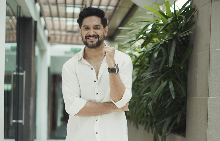 এরপর তিনি বড় পর্দায় পা রাখেন এবং ‘সাহেব বিবি গোলাম’, ‘মেঘনাদ বধ রহস্য’, ‘খোঁজ’ প্রভৃতি ছবিতে তার অভিনয় প্রশংসিত হয়।