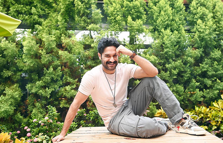 সম্প্রতি ‘পারিয়া’ ছবিতে অভিনয় করেছেন এই অভিনেতা, যা সমালোচকদের প্রশংসা কুড়িয়েছে।