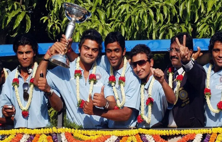 ২০০৮ সালে কোহলির নেতৃত্বে ভারত জয় করে আইসিসি আন্ডার-১৯ ওয়ার্ল্ড কাপ। সে টুর্নামেন্টেই নজরে আসে এক তেজি তরুণ যার চোখে আগুন আর ব্যাটে আত্মবিশ্বাস। সেখান থেকেই শুরু হয় আন্তর্জাতিক ক্রিকেটের দরজায় কড়া নাড়ার যাত্রা।