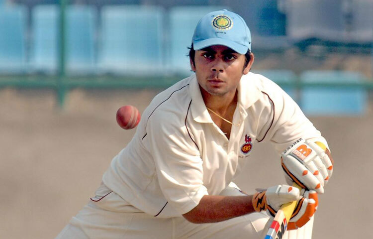 ২০০৬ সালে এক রণজী ট্রফি ম্যাচ চলাকালে মাত্র ১৮ বছর বয়সে বিরাটের বাবা প্রেম কোহলি হঠাৎ মারা যান। কিন্তু পরদিন সকালে মাঠে নামেন তিনি দলের হয়ে অসম্পূর্ণ ইনিংস শেষ করতে। বাবার জন্য কান্না চেপে ৯০ রানের লড়াকু ইনিংস খেলেন তিনি। ম্যাচ শেষে তবেই বাড়ি ফেরেন বাবাকে শেষ শ্রদ্ধা জানাতে।